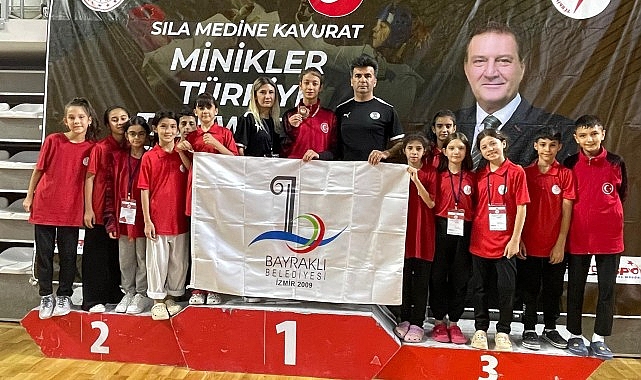 Bayraklılı sporcular Sivas'tan dereceyle döndü