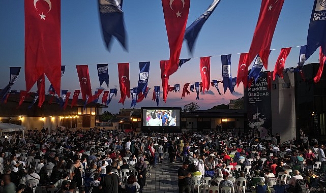 Üsküdar Belediyesi ev sahipliğinde açık alanlarda yapılan geleneksel sinema günlerinin ilki “Neşeli Günler" film gösterimiyle başladı